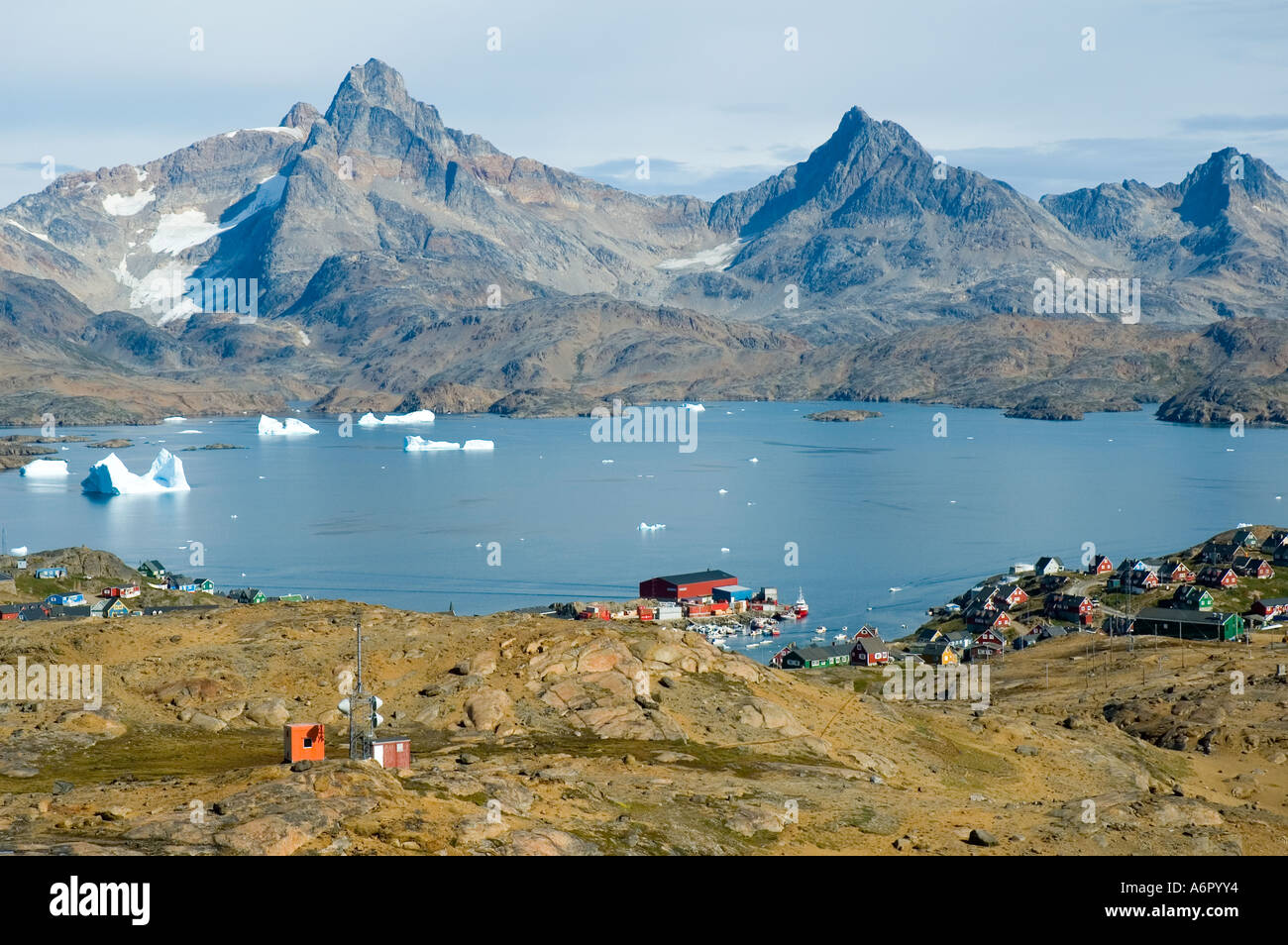 Kong Oscars Havn und das Dorf von Tasiilaq, früher bekannt als Ammassalik, Angmagssalik Insel, Sermilik Fjord, Ostgrönland Stockfoto