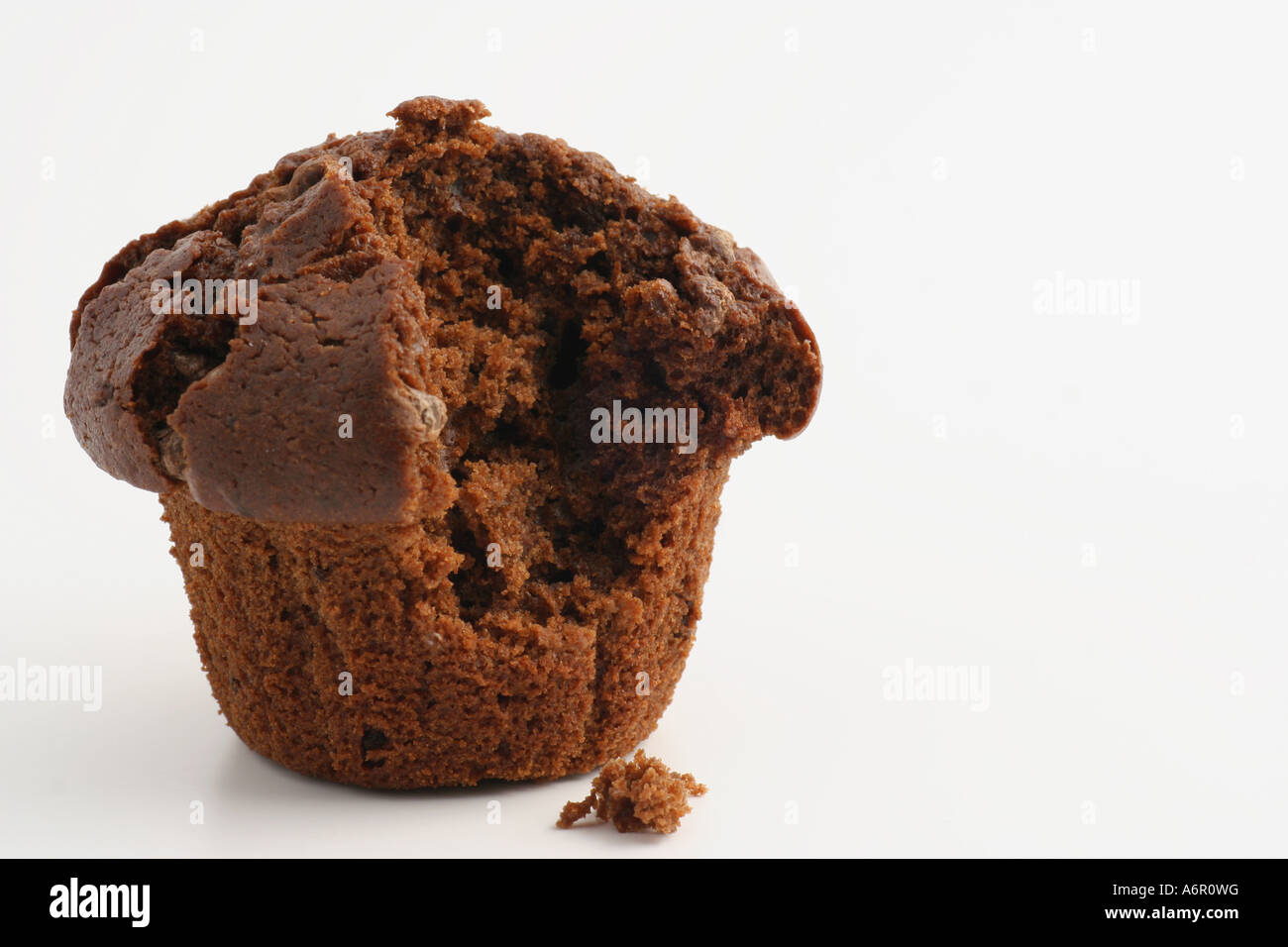 Double chocolate Chip Muffins mit mundgerechte Stück fehlt Stockfoto