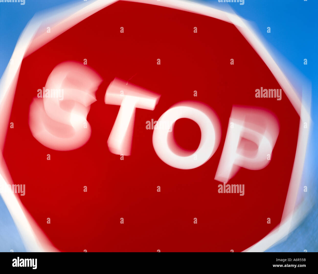 Stop-Schild verschwommen Bewegung Stockfoto
