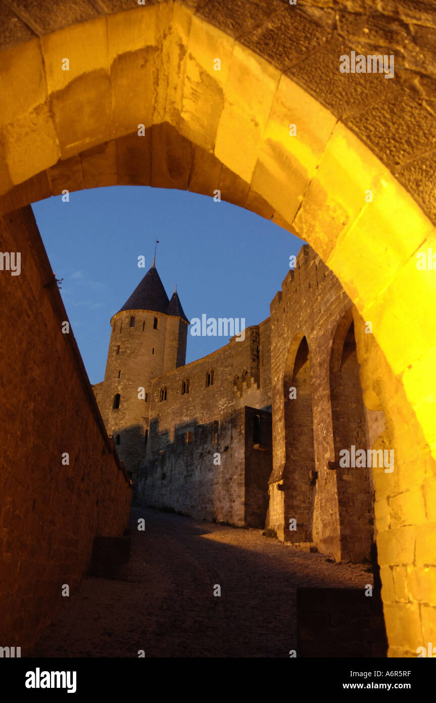 Carcassonne, mittelalterliche Festung, beleuchtete Torbogen Stockfoto