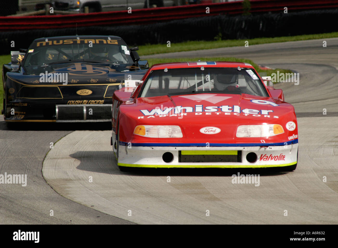 Richard Howe Rennen 1989 Ford Mustang vor Paul Fix in seinem 1989 Ford Mustang auf SVRA Sprint Oldtimer Grand Prix 2004 Stockfoto