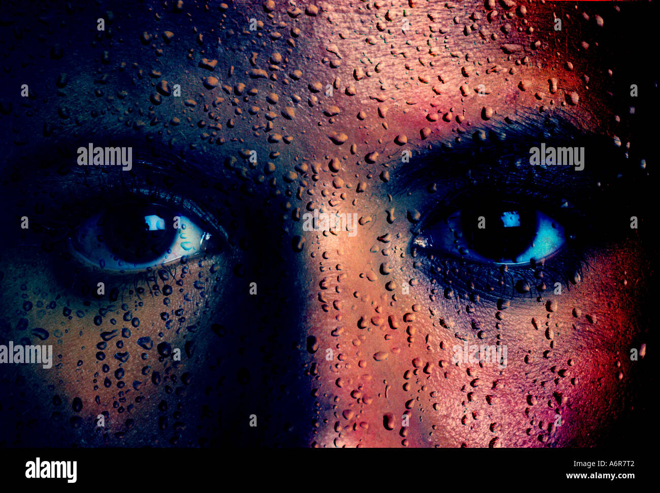 launisch Konzept Nahaufnahme von Frau Augen mit Regentropfen image Compositing auf Gesicht Stockfoto