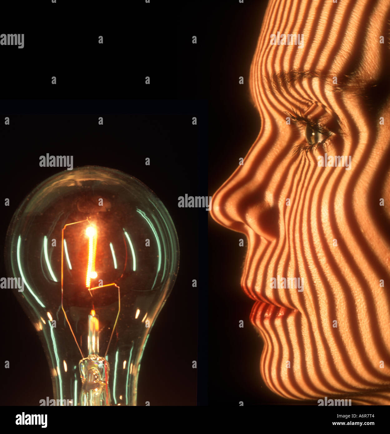 Streifen auf Gesicht einer Frau, die Glühbirne abstrakt betrachtet projiziert Stockfoto