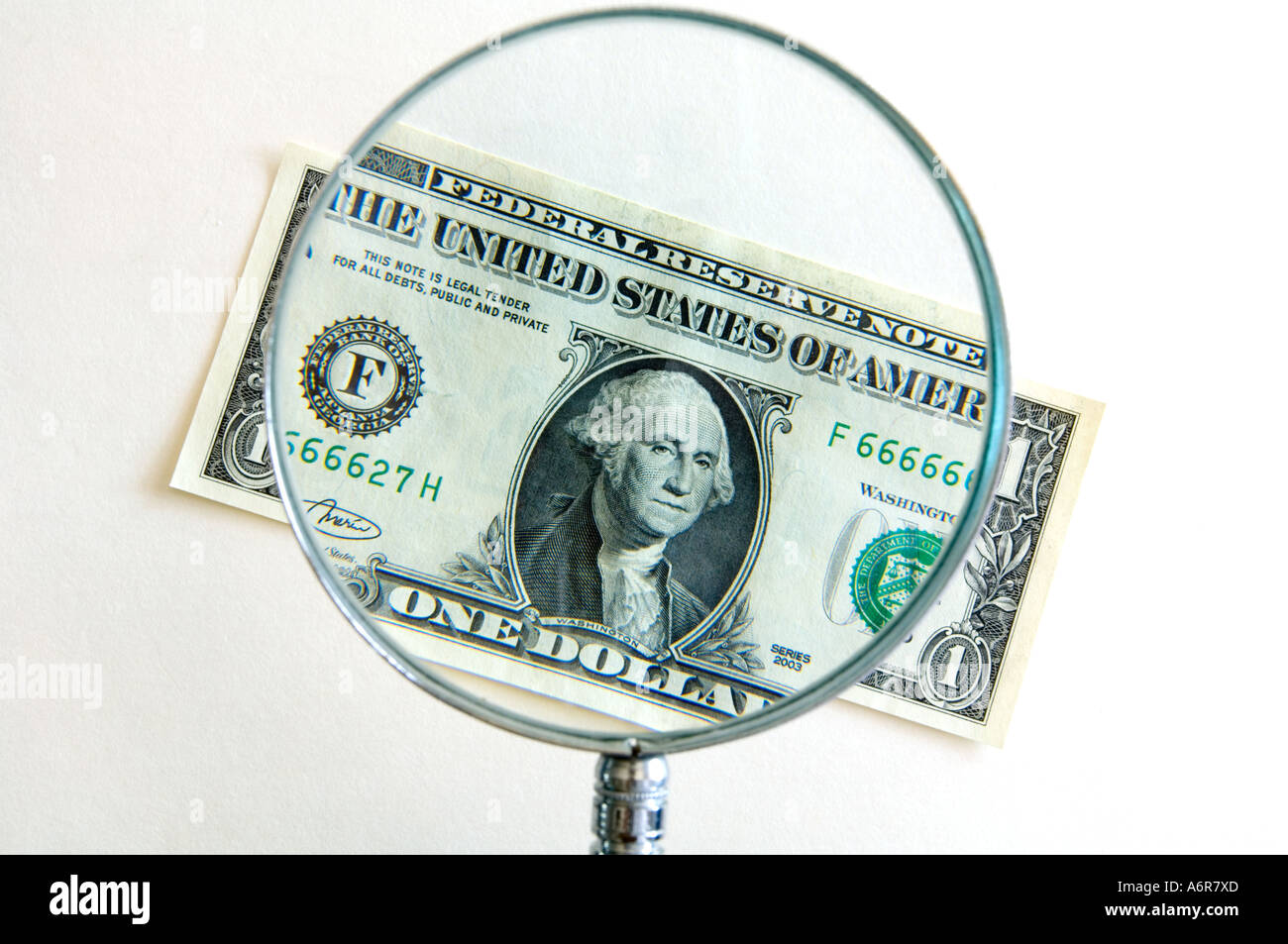 Nahaufnahme von einem Dollar bill uns mit Porträt von George Washington unter der Lupe Stockfoto