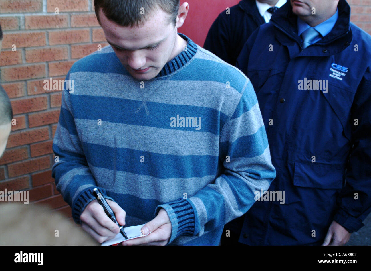 Wayne Rooney Unterzeichnung Autogramme außen Old Trafford Stockfoto