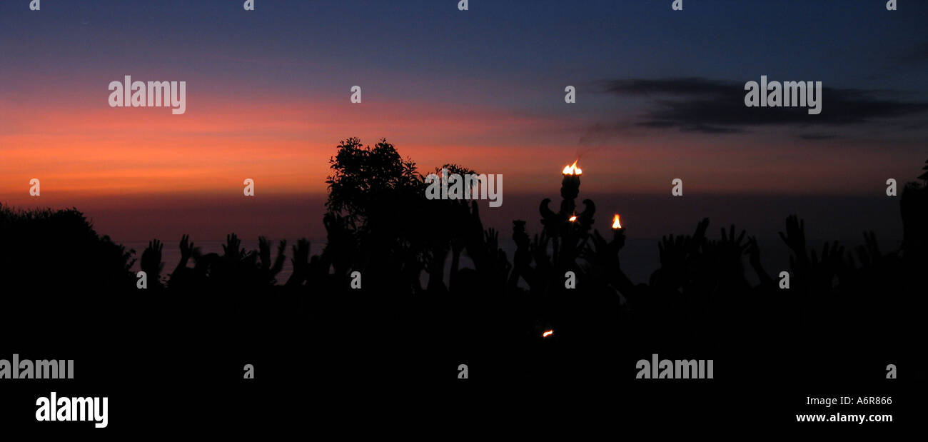 Kecak Feuertanz bei Sonnenuntergang in Uluwatu Bali Indonesien Asien Stockfoto