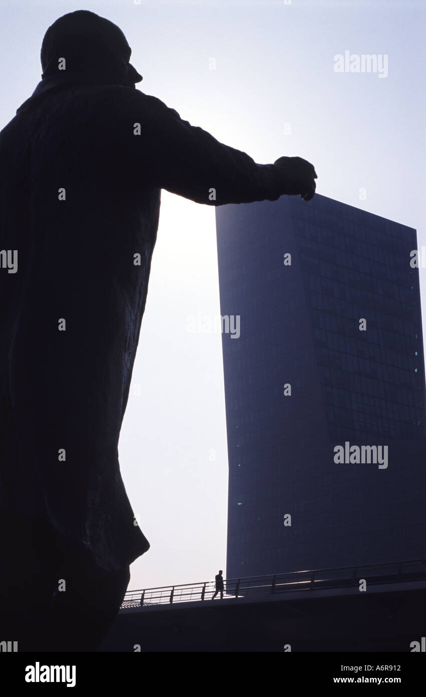 Statue des ehemaligen französischen Präsidenten Francois Mitterand mit Blick auf die Stadt Lille im Norden Frankreichs. Stockfoto