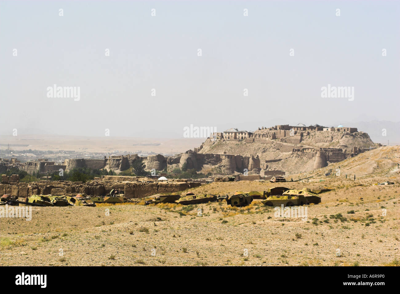 AFGHANISTAN Ghazni militärischen Friedhof mit alten Stadtmauern und die Zitadelle im Hintergrund Stockfoto