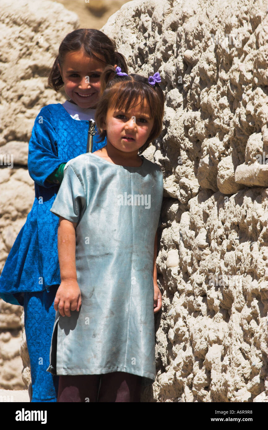 AFGHANISTAN Ghazni Kinder von alten Mauern der Zitadelle Stockfoto