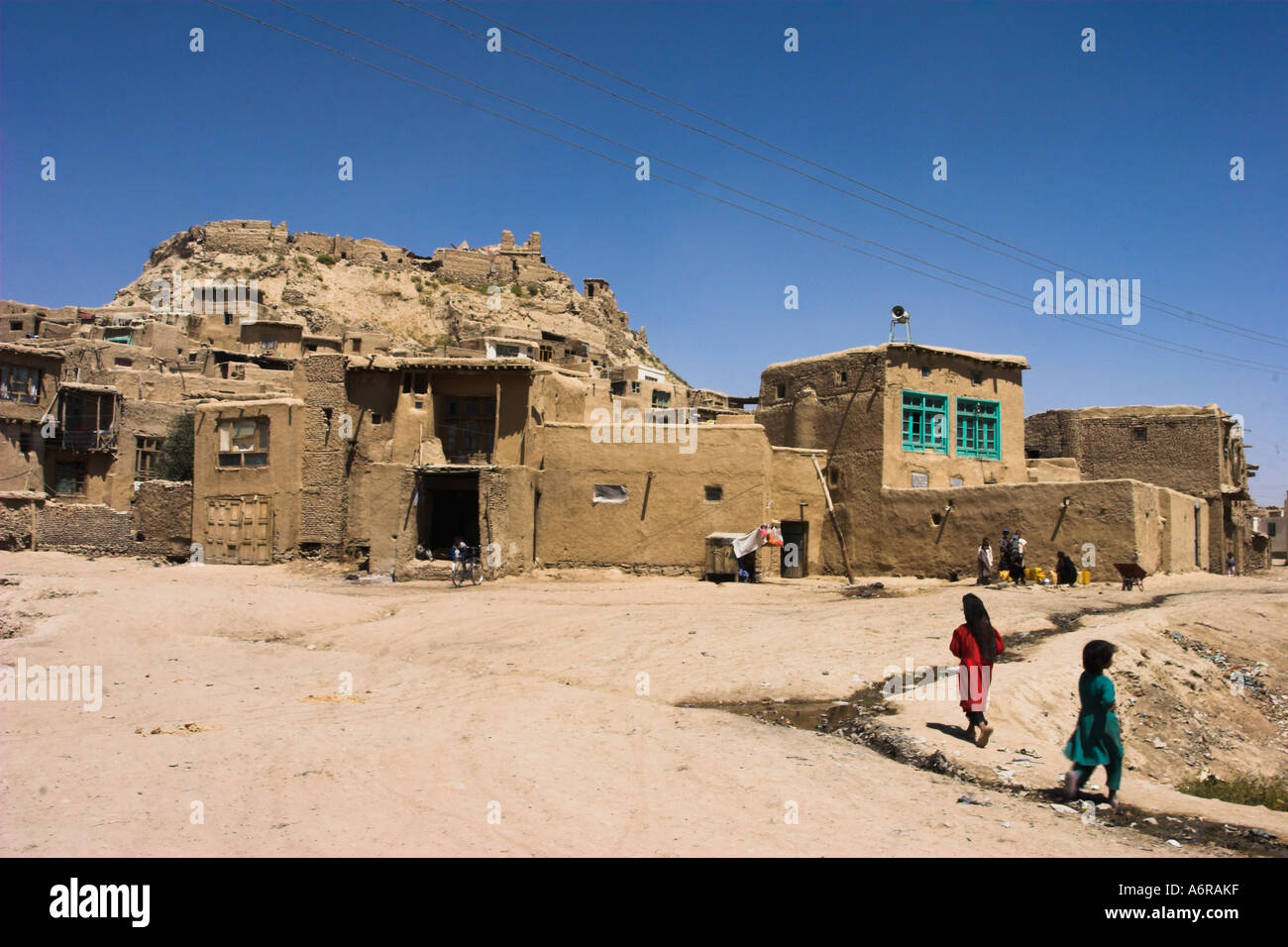 AFGHANISTAN Ghazni Häuser innerhalb der alten Stadtmauern mit der Zitadelle im Hintergrund Stockfoto