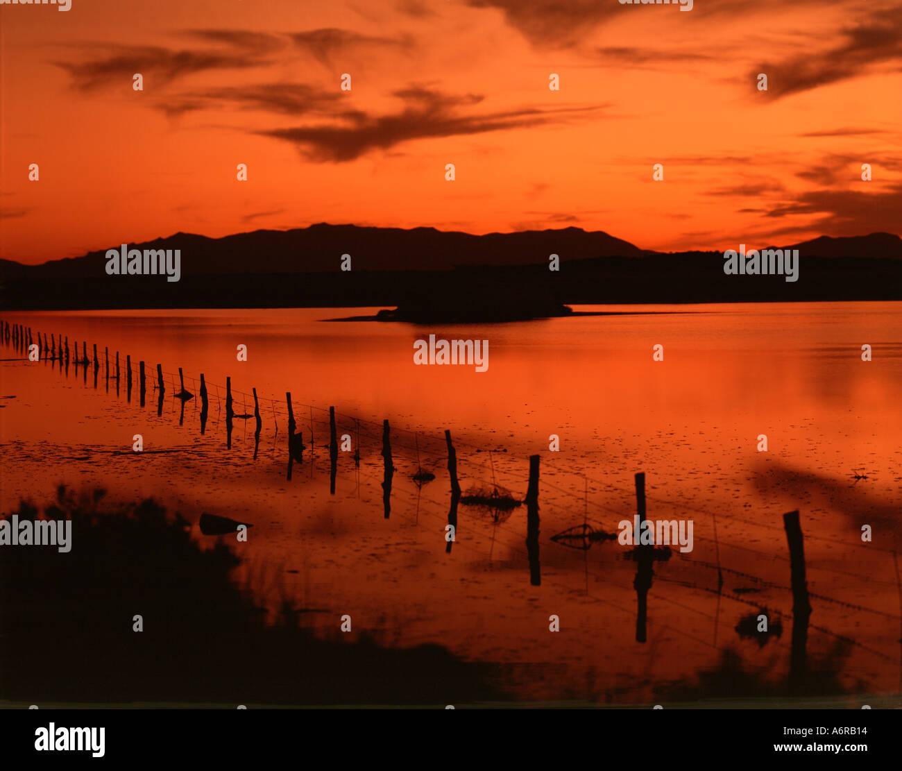 Sonnenuntergang über einem kleinen See in der Nähe von Alamagordo in New Mexiko Stockfoto