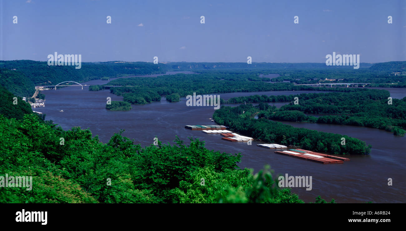 Mississippi Fluß am Zusammenfluss mit Wisconsin River gesehen von Pikes Peak State Park im nordöstlichen Iowa Stockfoto