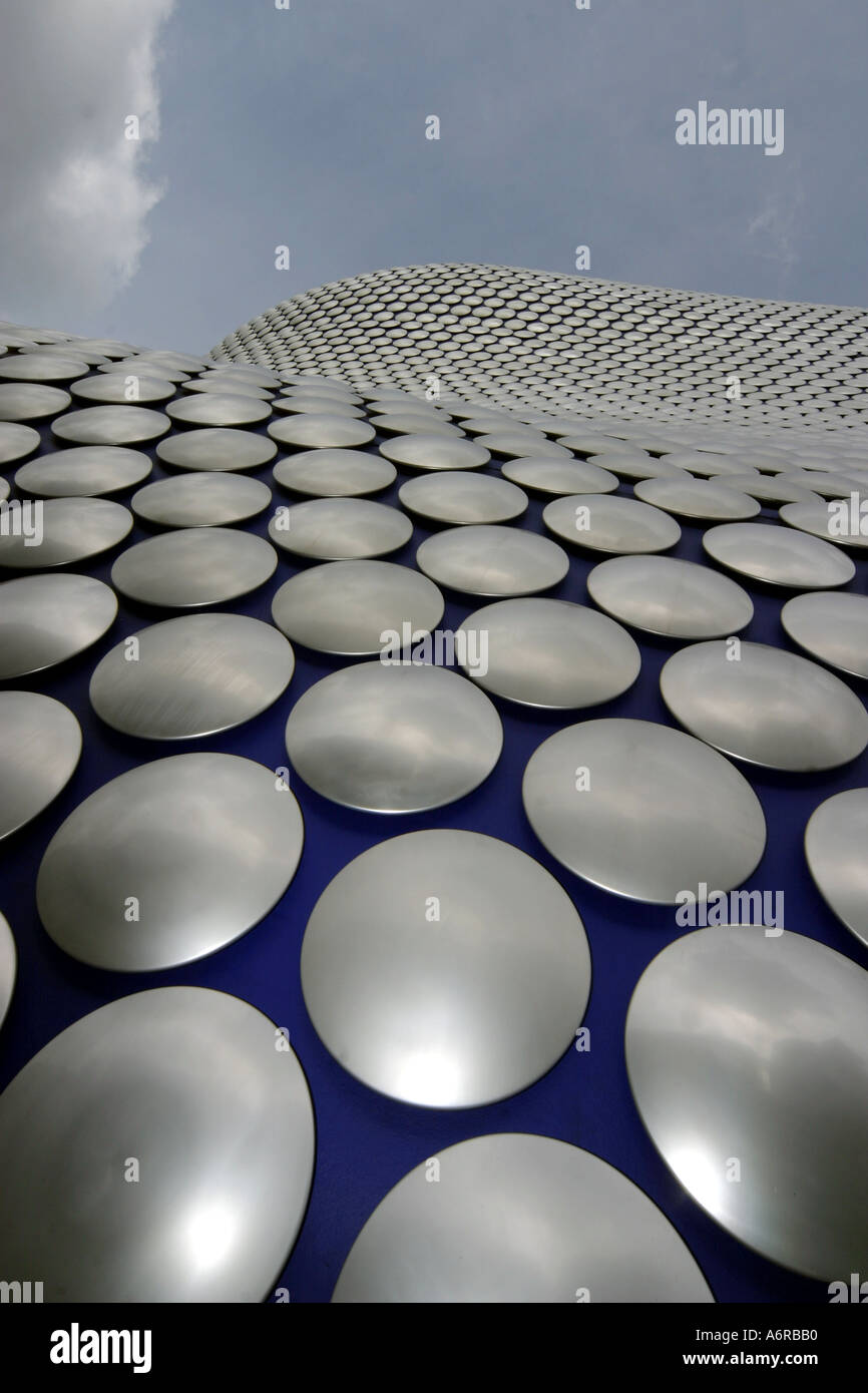 Silberscheiben auf der Fläche von innovativen Selfridges-Kaufhaus in der Stierkampfarena Einkaufszentrum Birmingham UK Stockfoto