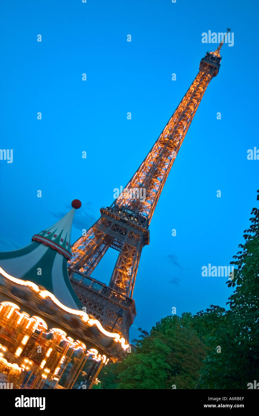 Eiffelturm Twilight Carrousel Rad im Vordergrund Paris Frankreich Stockfoto