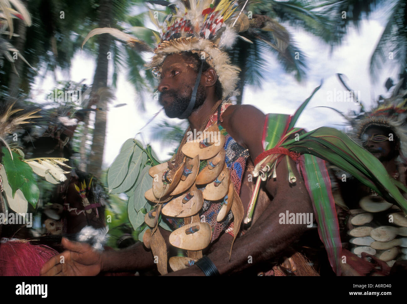 PAPUA-NEU-GUINEA Männer tanzen bei SINGSING Sepik River Stockfoto