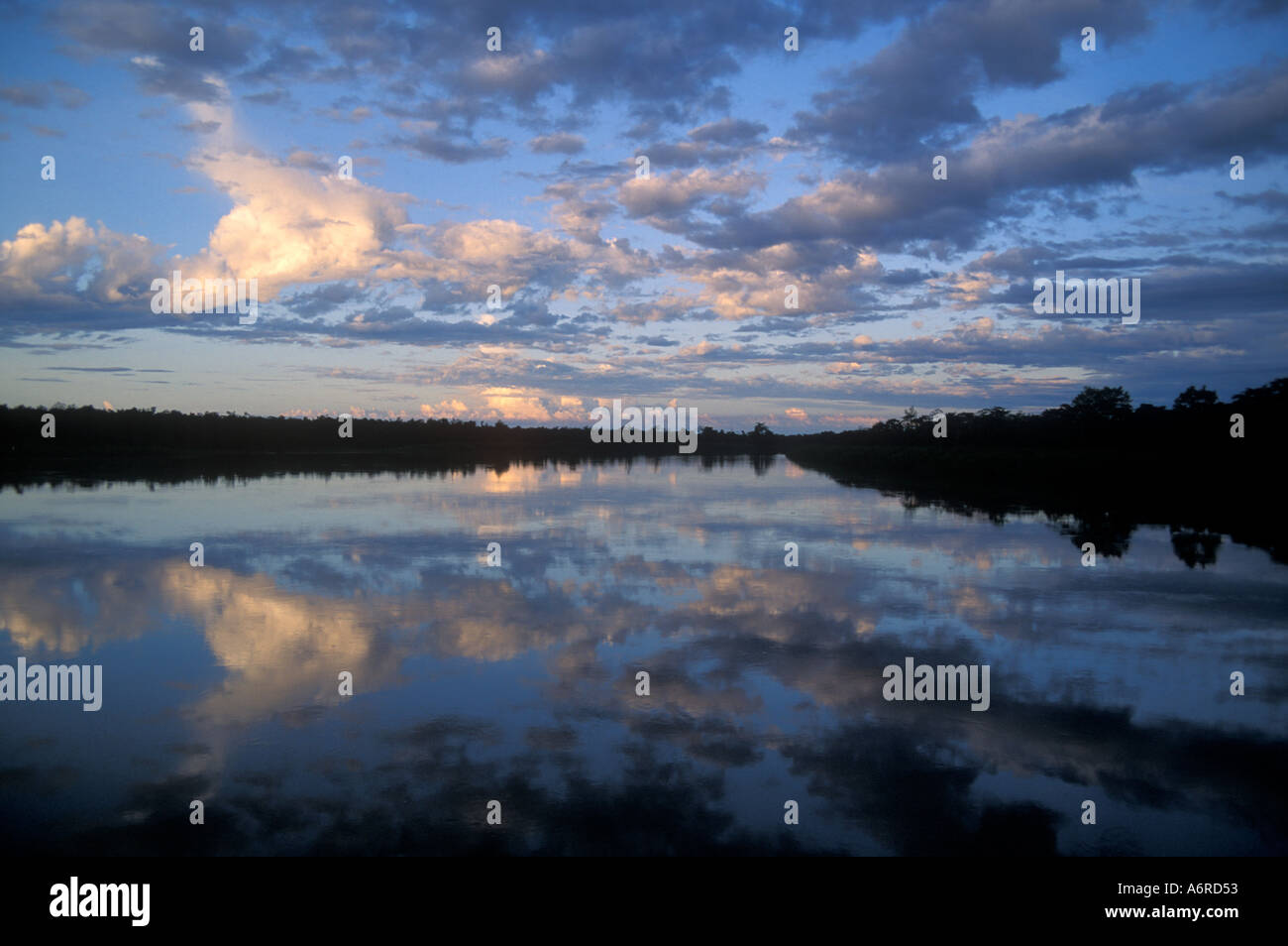 PAPUA-NEU-GUINEA Sepik River im Morgengrauen Stockfoto