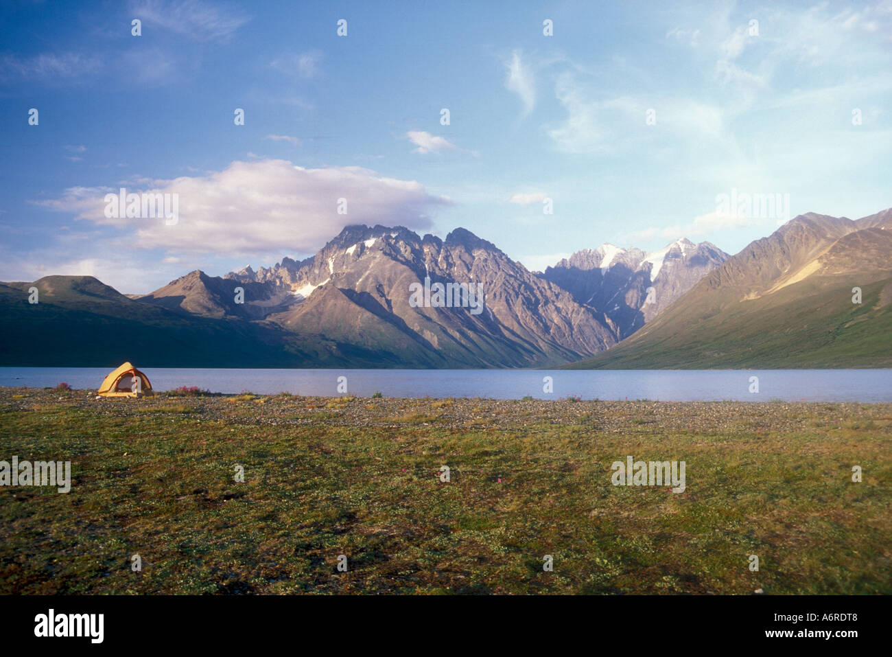 Camp türkis See Chigmit Mountains Aleutian Range Lake Clark National Park Alaska Stockfoto