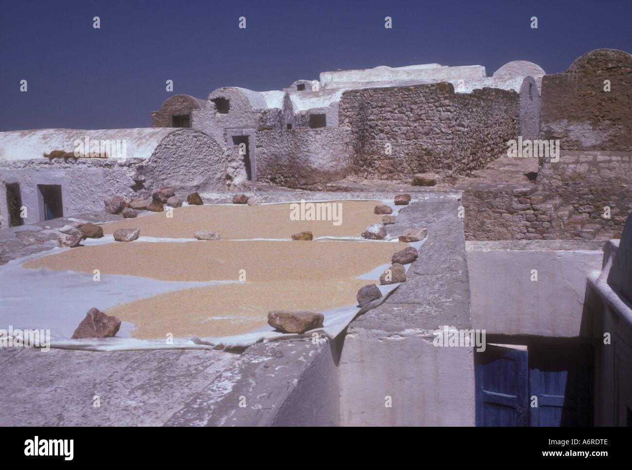 Couscous, die Trocknung auf Dach des Dorfes beherbergt zentrale Strafjustiz Afrika Stockfoto