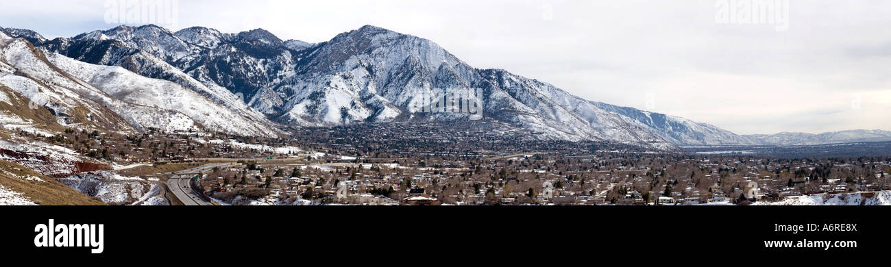Mount Olympus Utah Panorama des Wasatch Bergtal zeigen, Schnee und Häuser. Stockfoto