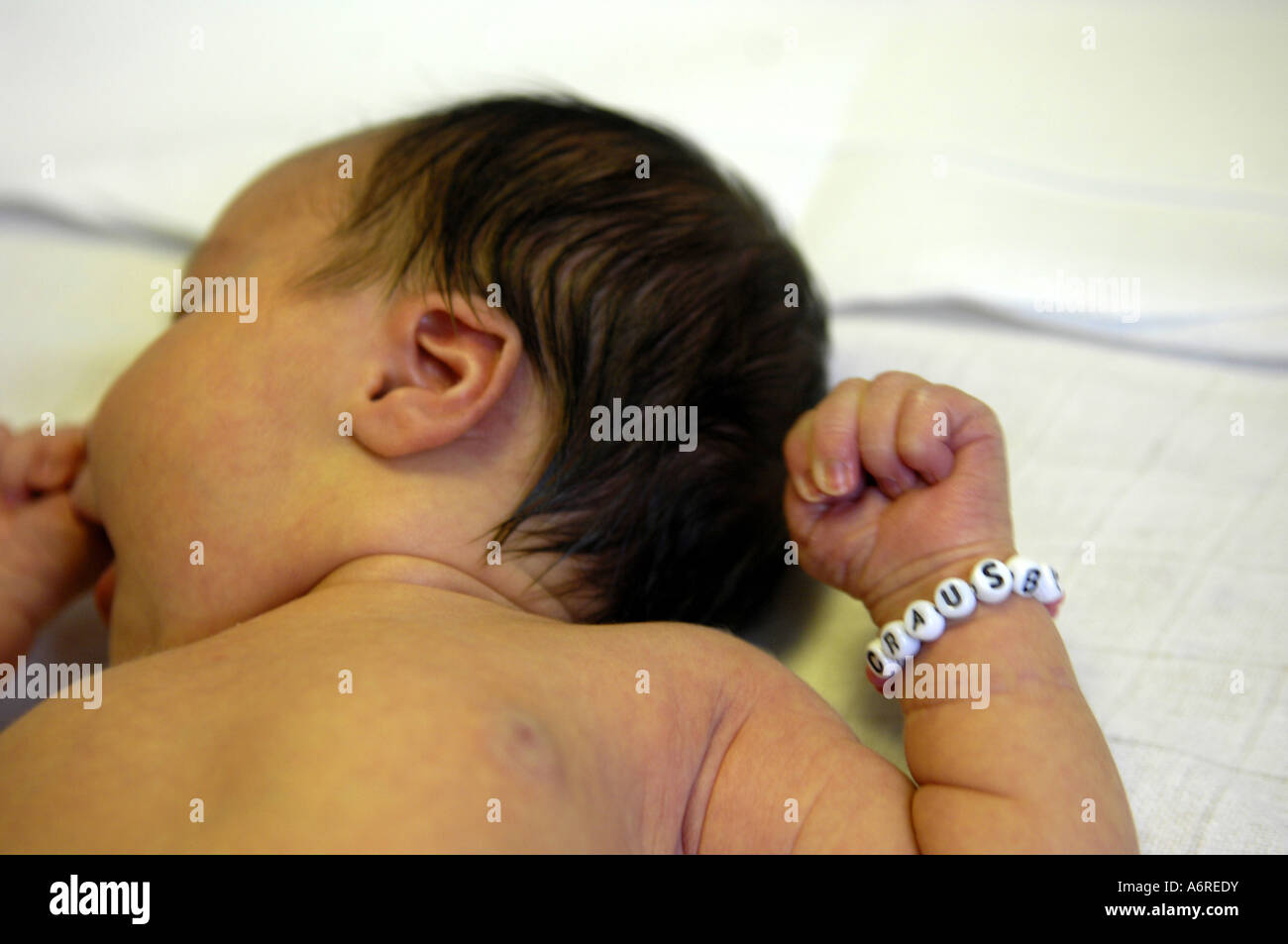 neugeborenes Baby Name Tag Armband Identität dunkle Haare kaukasischen vier  Tage alte Farbe Farbe Stockfotografie - Alamy