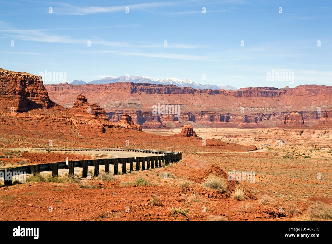 Southern Utah Wüste Straße und Felsen Glen Canyon National Bereich Leitplanken. Stockfoto