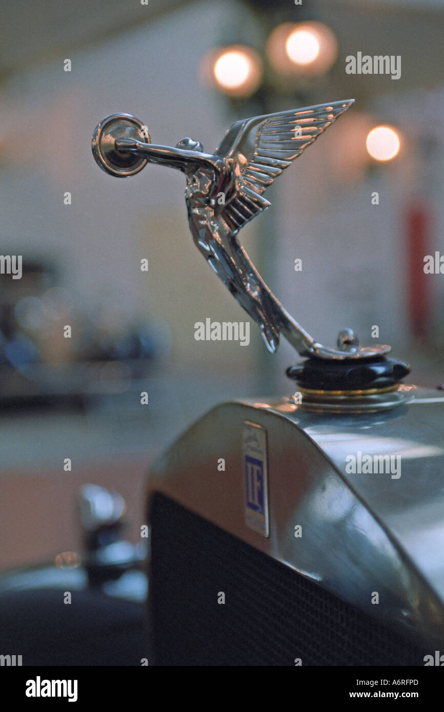 Die Haubenverzierung eines Oldtimers Isotta Fraschini wird im Schlumpf Automobile National Museum (Cité de l’Automobile) ausgestellt. Mulhouse, Elsass, Frankreich. Stockfoto