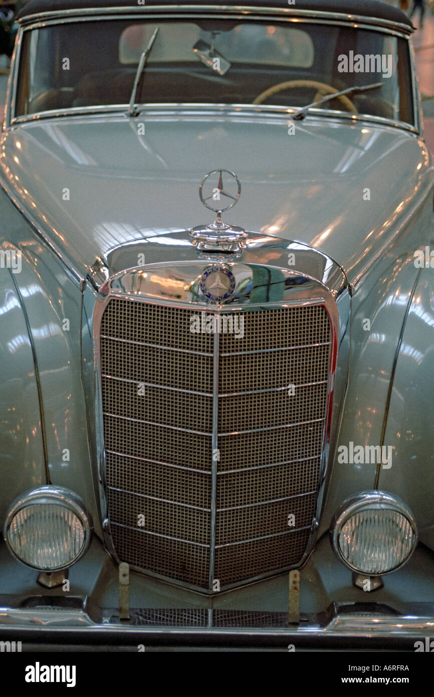Vordere Teil des Vintage Mercedes Benz Auto angezeigt in Schlumpf Automobil National Museum (Cité de l'Automobile). Mulhouse, Elsass, Frankreich. Stockfoto