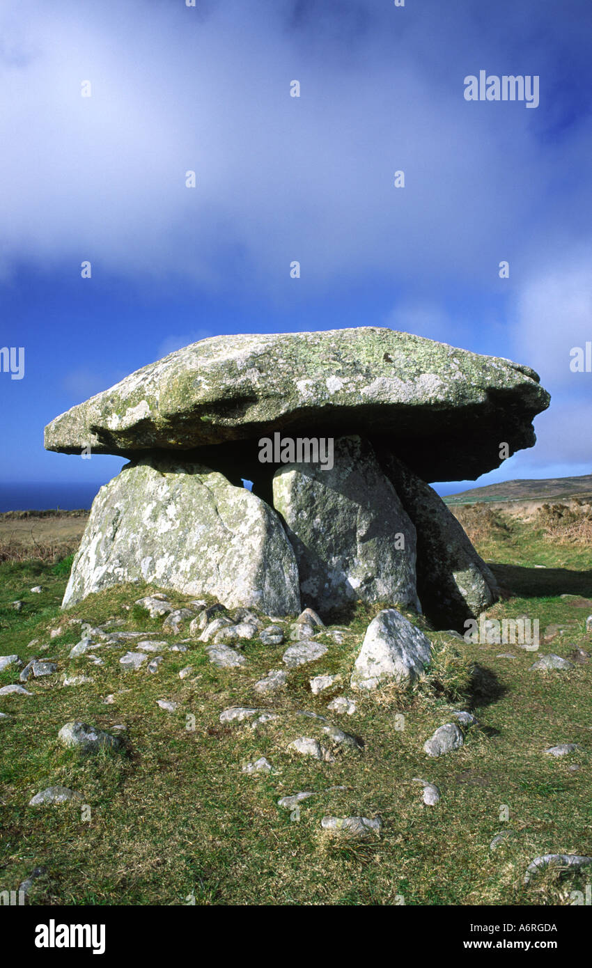 Eine große weiche Wolke über Chun Quoit alten Grabkammer in Cornwall county England UK Stockfoto