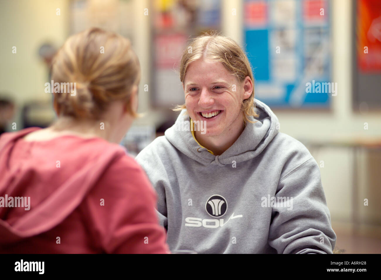 Zwei Studenten an der Universität Geselligkeit Stockfoto