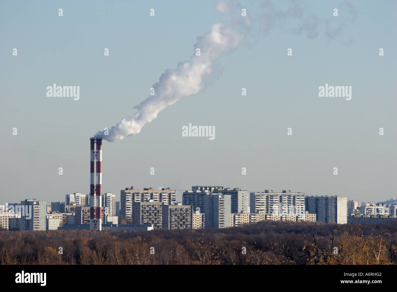 Rauchende Schlote der Heizstation in Moskau, Russland. Stockfoto