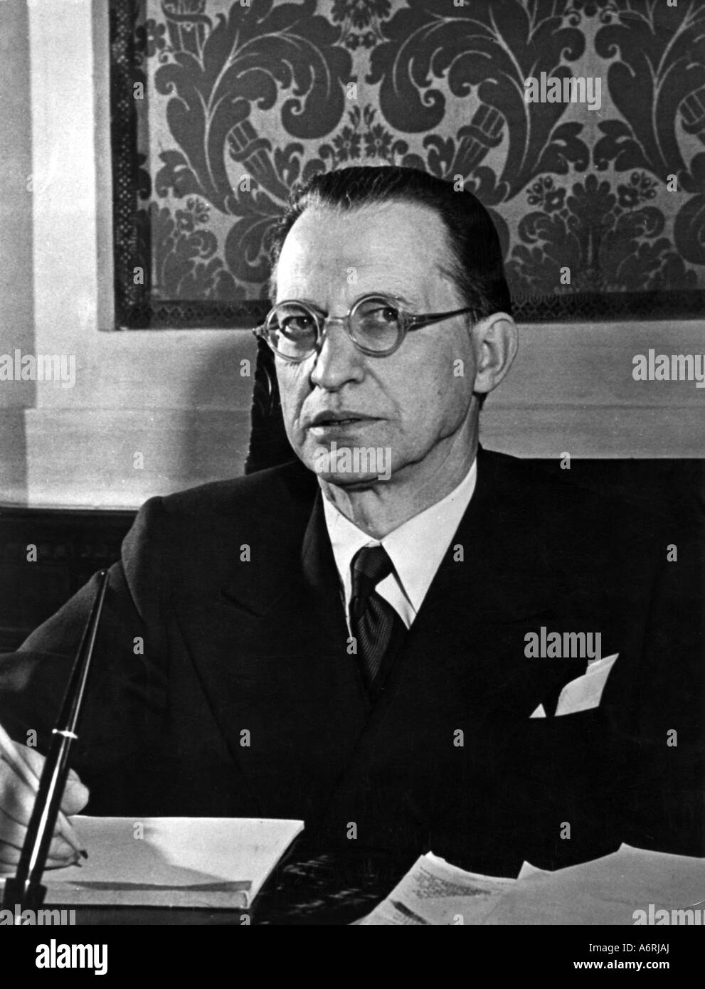De Gasperi, Alcide, 3.4.1881 - 19.8.1954, italienischer Politiker (DC), Premierminister 10.12.1945 - 2.8.1953, an seinem Schreibtisch, um 1950 Stockfoto