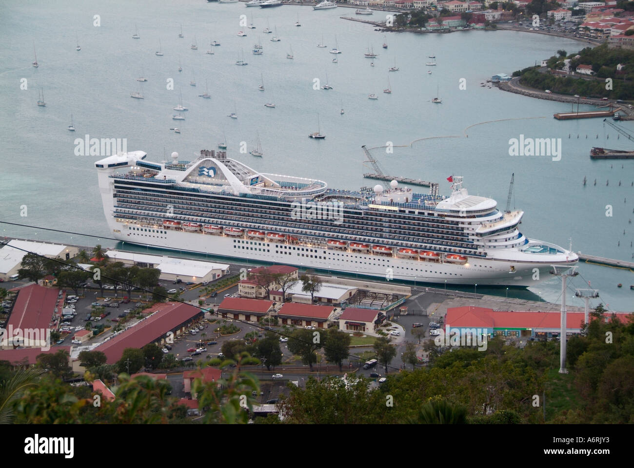 Das Kreuzfahrtschiff Carnival Fantasy von Port Canaveral besucht der karibischen Insel St. Thomas Stockfoto