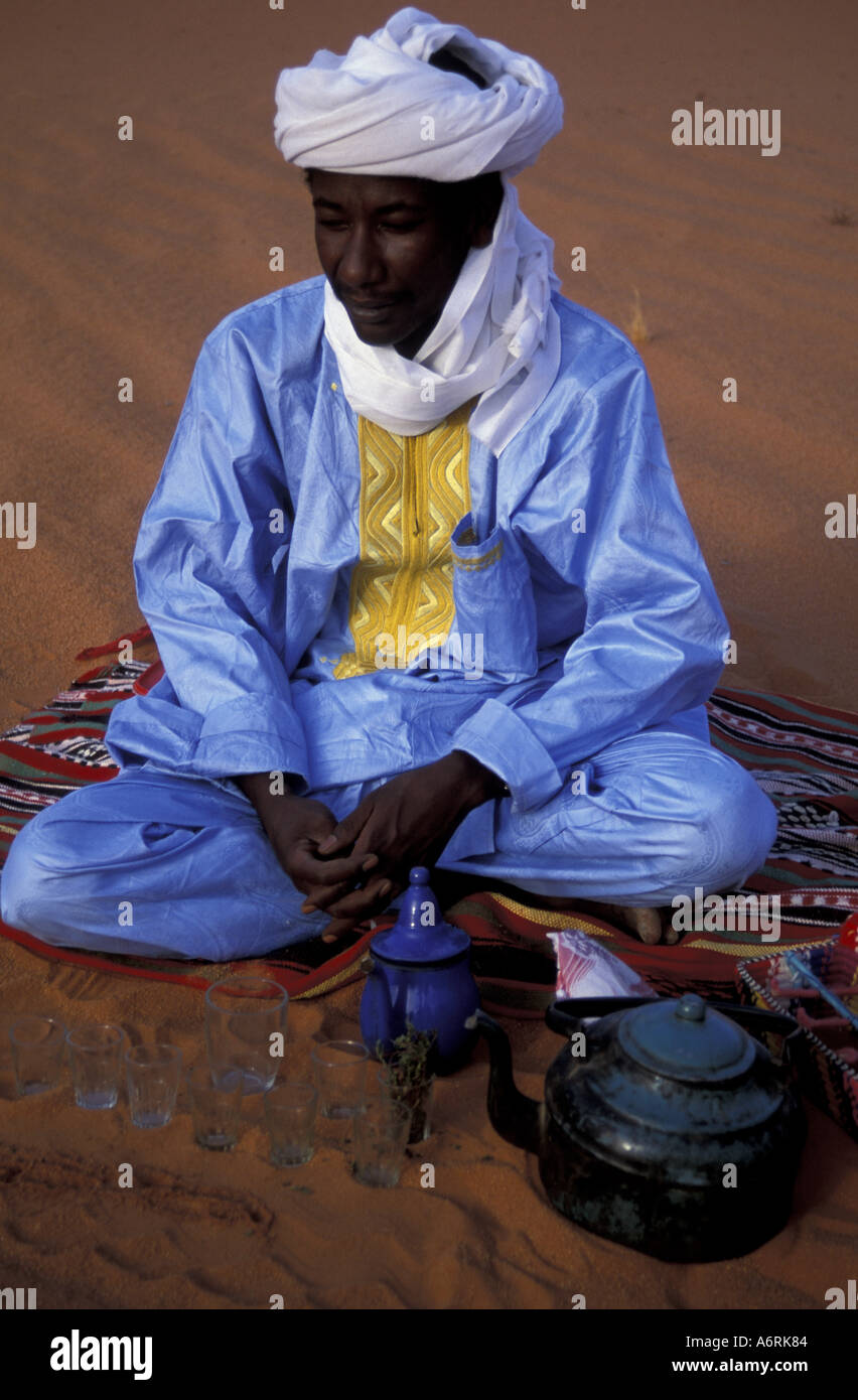 Afrika, Algerien, Sahara. Touareg in typischen Tracht gekleidet Stockfoto