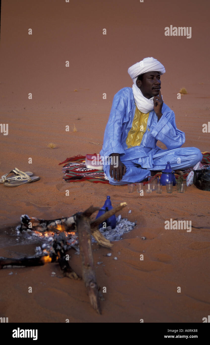 Afrika, Algerien, Sahara. Tee-Zeremonie in Wüste, Touareg in typischen Tracht gekleidet Stockfoto