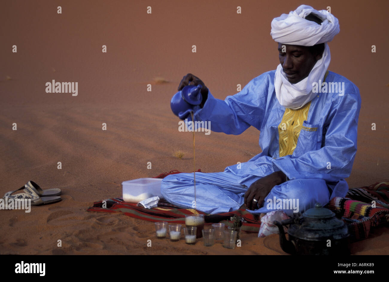 Afrika, Algerien, Sahara. Tee-Zeremonie in Wüste, Touareg in typischen Tracht gekleidet Stockfoto