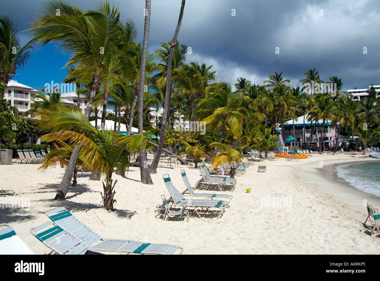 Das Kreuzfahrtschiff Carnival Fantasy von Port Canaveral besucht der karibischen Insel St. Thomas in den West Indies Sapphire Beach Stockfoto