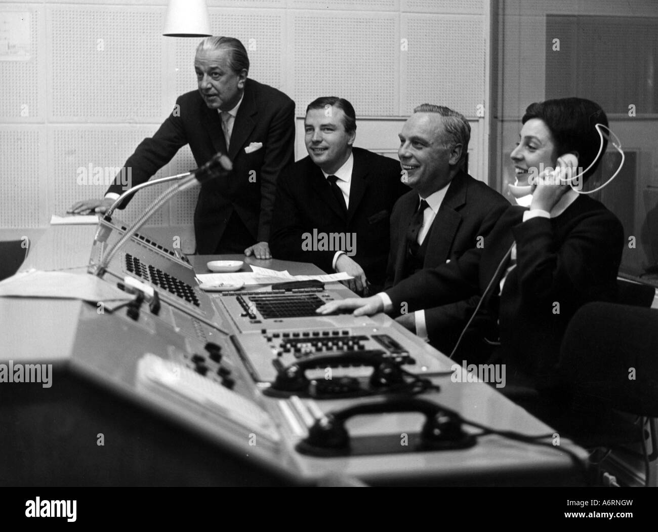 Holzamer, Johannes Karl, 13.10.1906 - 22.4.2007, deutscher Philosoph, Pädagoge und Intendant des ZDF, mit Hans Küchenberg und Ul Stockfoto