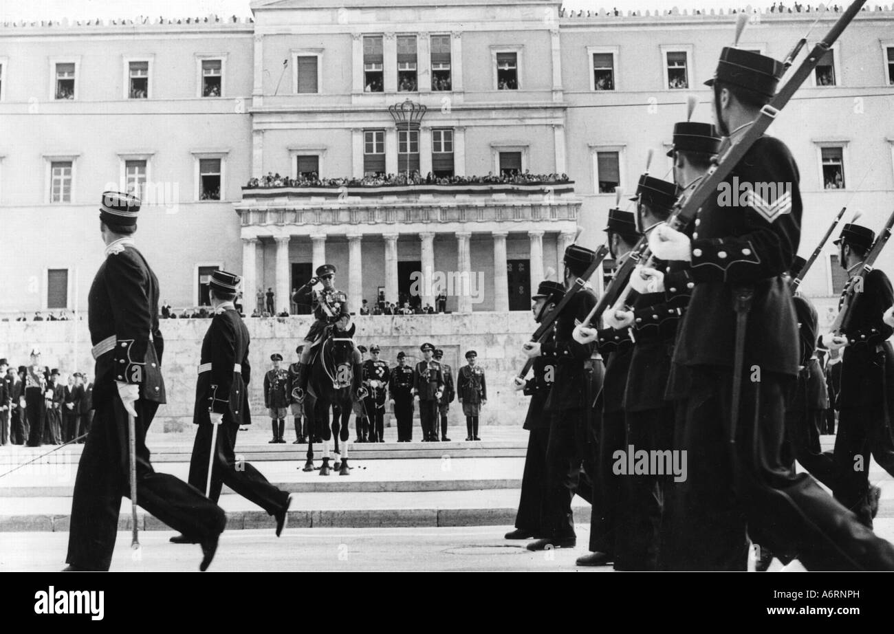 Paul I., 14.12.1901 - 6.3.1964, König von Griechenland 1.4.1947 - 6.3.1964, parade Militär vor dem königlichen Palast, Athen, ca. Stockfoto