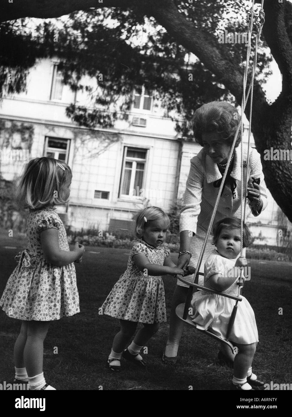 Frederika, 18.4.1917 - 6.2.1981, Gemahl der Königin von Griechenland 1.4.1947 - 6.3.1964, mit Enkelkindern Prinzessin Alexia (auf der Schaukel), Stockfoto