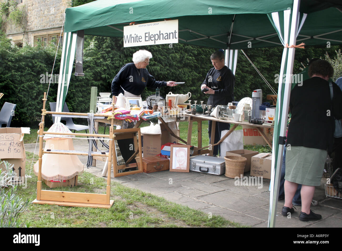 Ein Flohmarkt am Bourton auf dem Wasser in Gloucestershire. Stockfoto