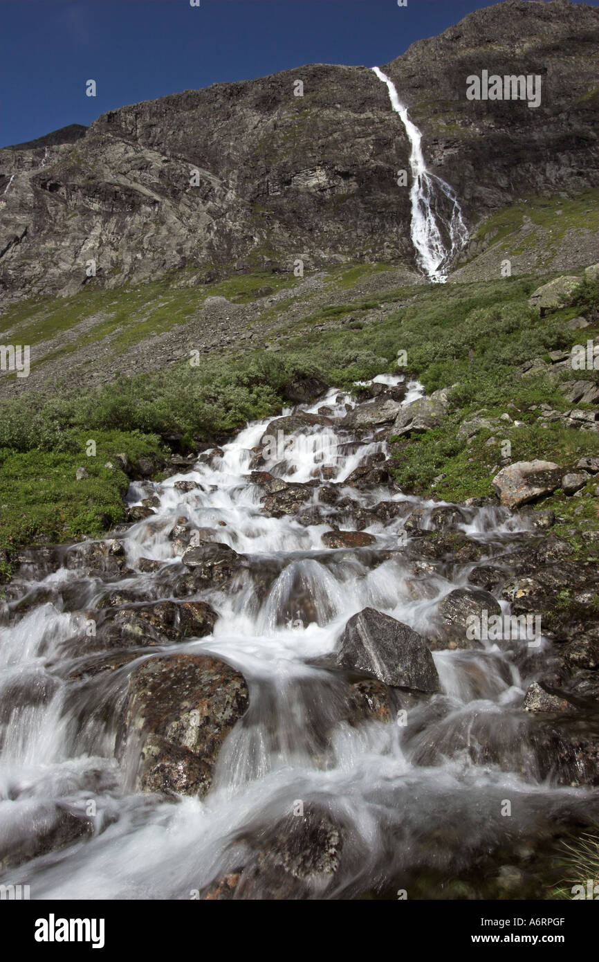 Ein Wasserfall stürzt eine steile doppelseitige Tal im Norwegen Stockfoto