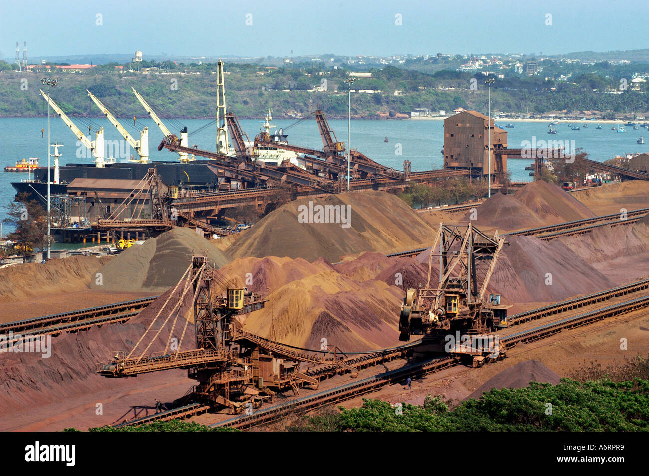 Eisenerz wartet auf Versand Massengutfrachter geladen werden Schiffe von Kränen auf Schienen für den Export von Seehafen Goa Indien Asien Stockfoto
