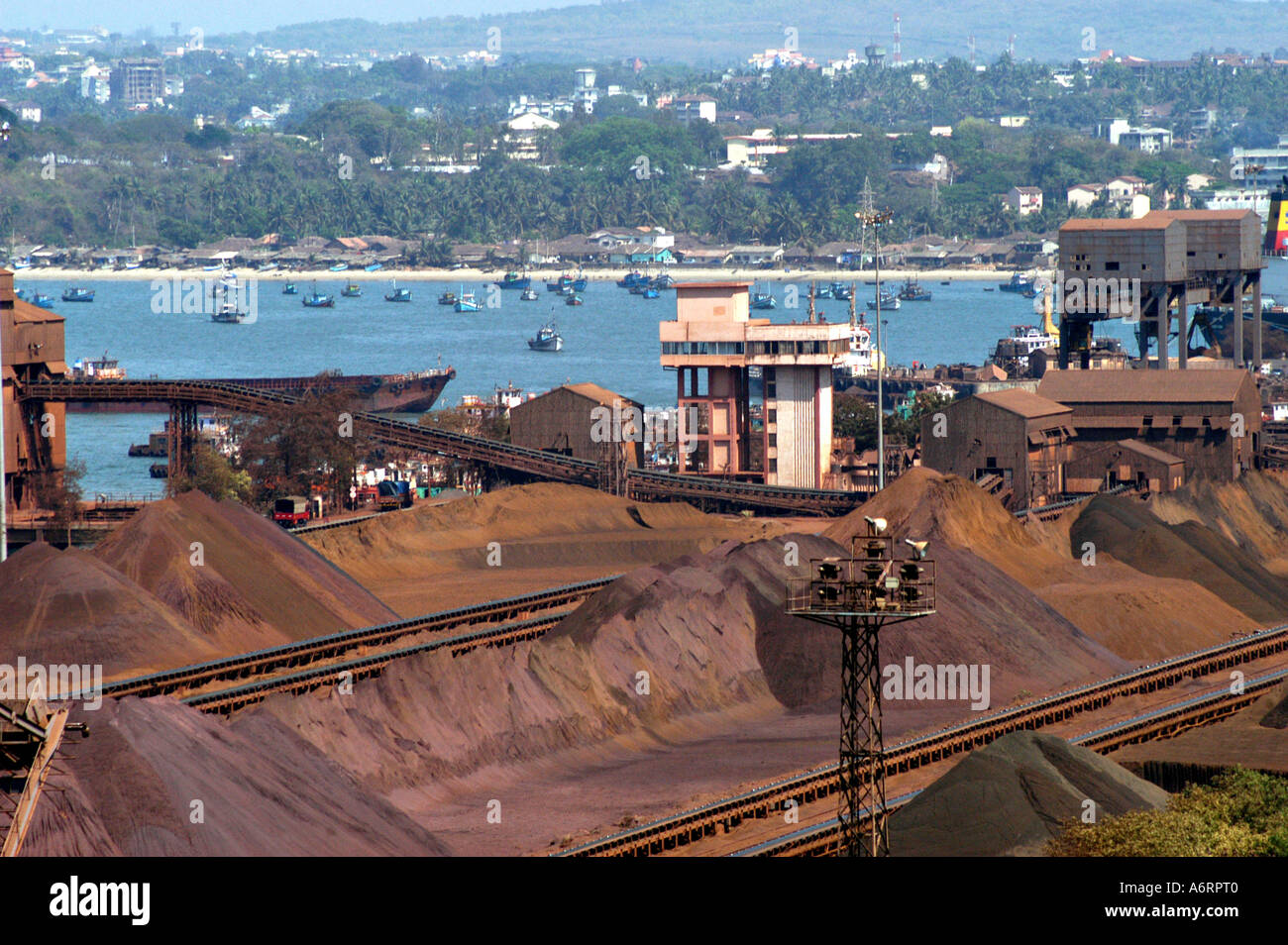 ASB77378 Eisenerz wartet auf Massengutfrachter, Goa, Indien geladen werden Stockfoto