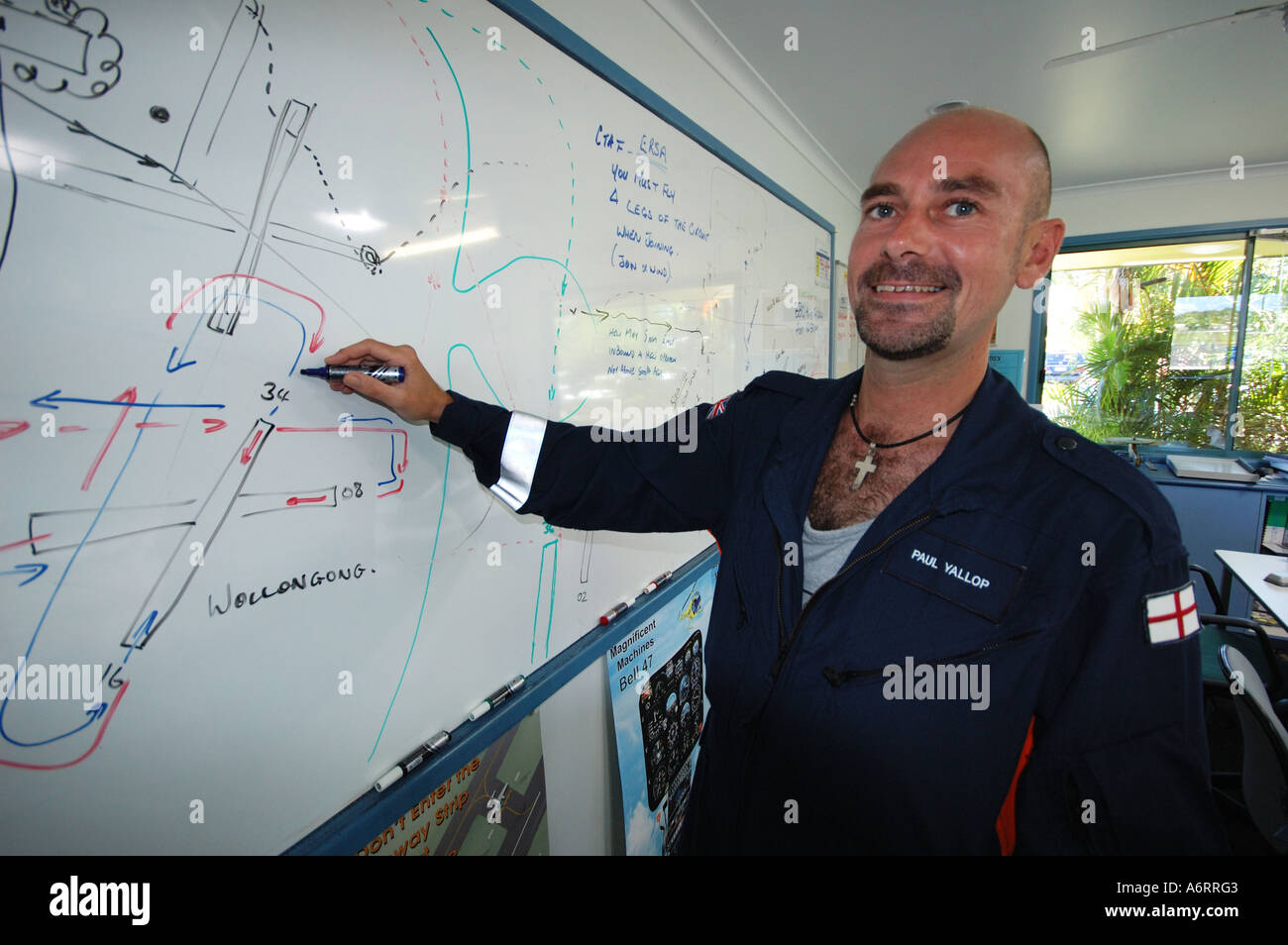 Azubi Helikopter pilot Diagramm auf Whiteboard whiteboard Stockfoto