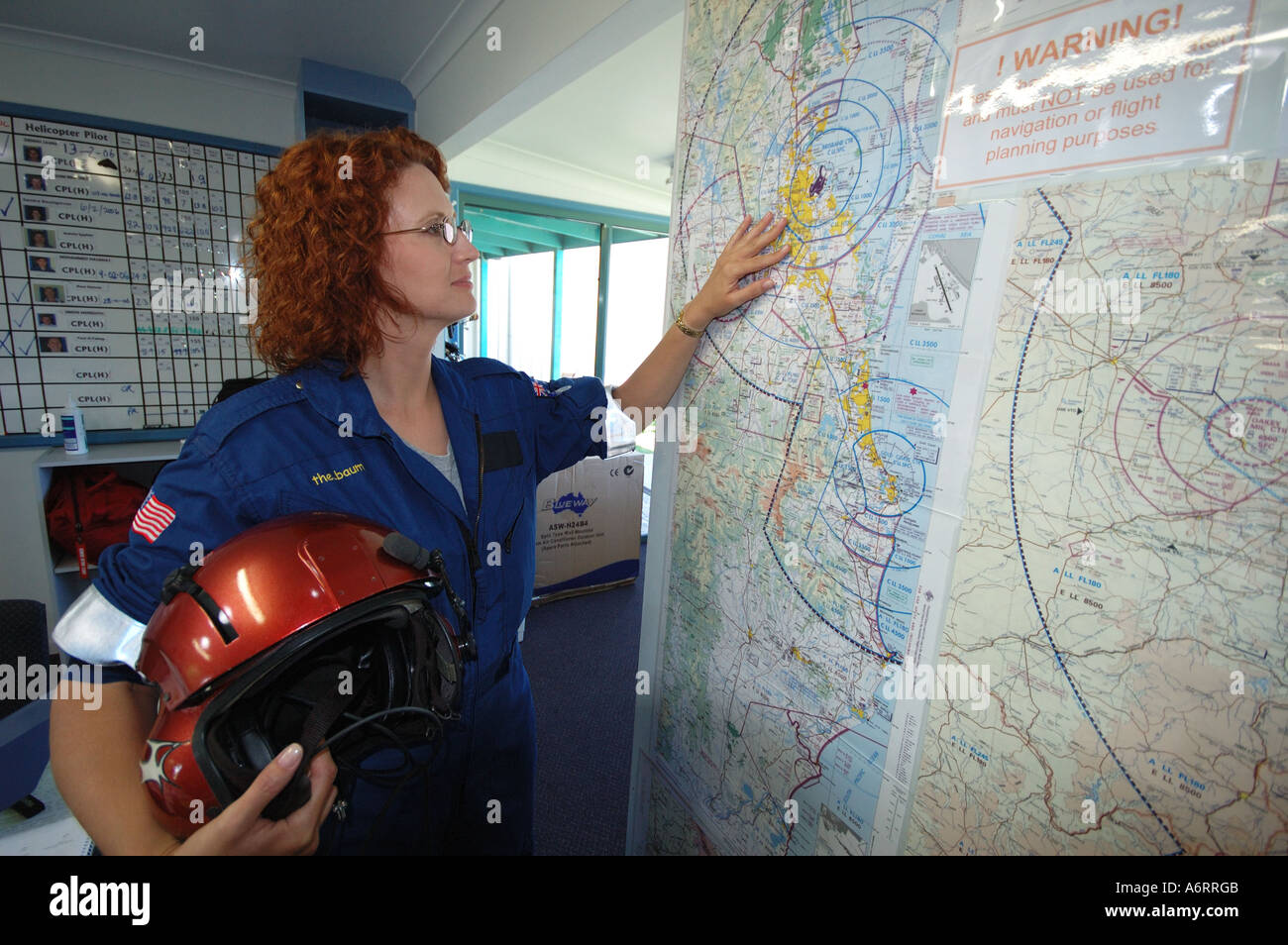 Pre-Flight-Navigation sucht Praktikant Helikopter pilot Klassenzimmer Situation simulation Stockfoto