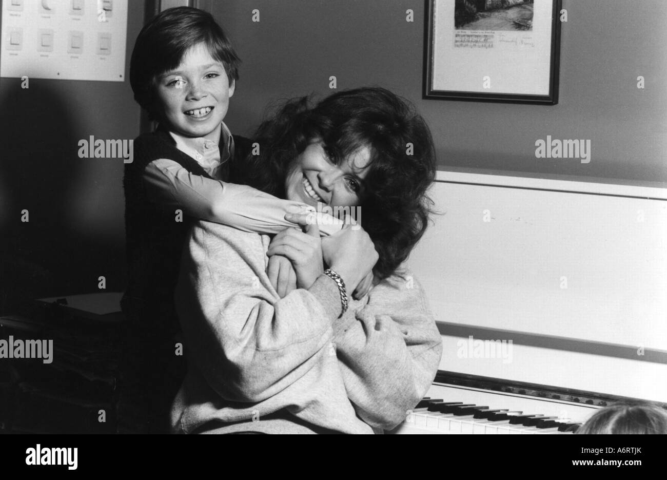 Myhre, Wencke, * 15.2.1947, norwegische Sängerin, halbe Länge mit ihrem 9-jährigen Sohn Dani, 1982 Geburt Name: Wencke Synnove Myhre, Stockfoto