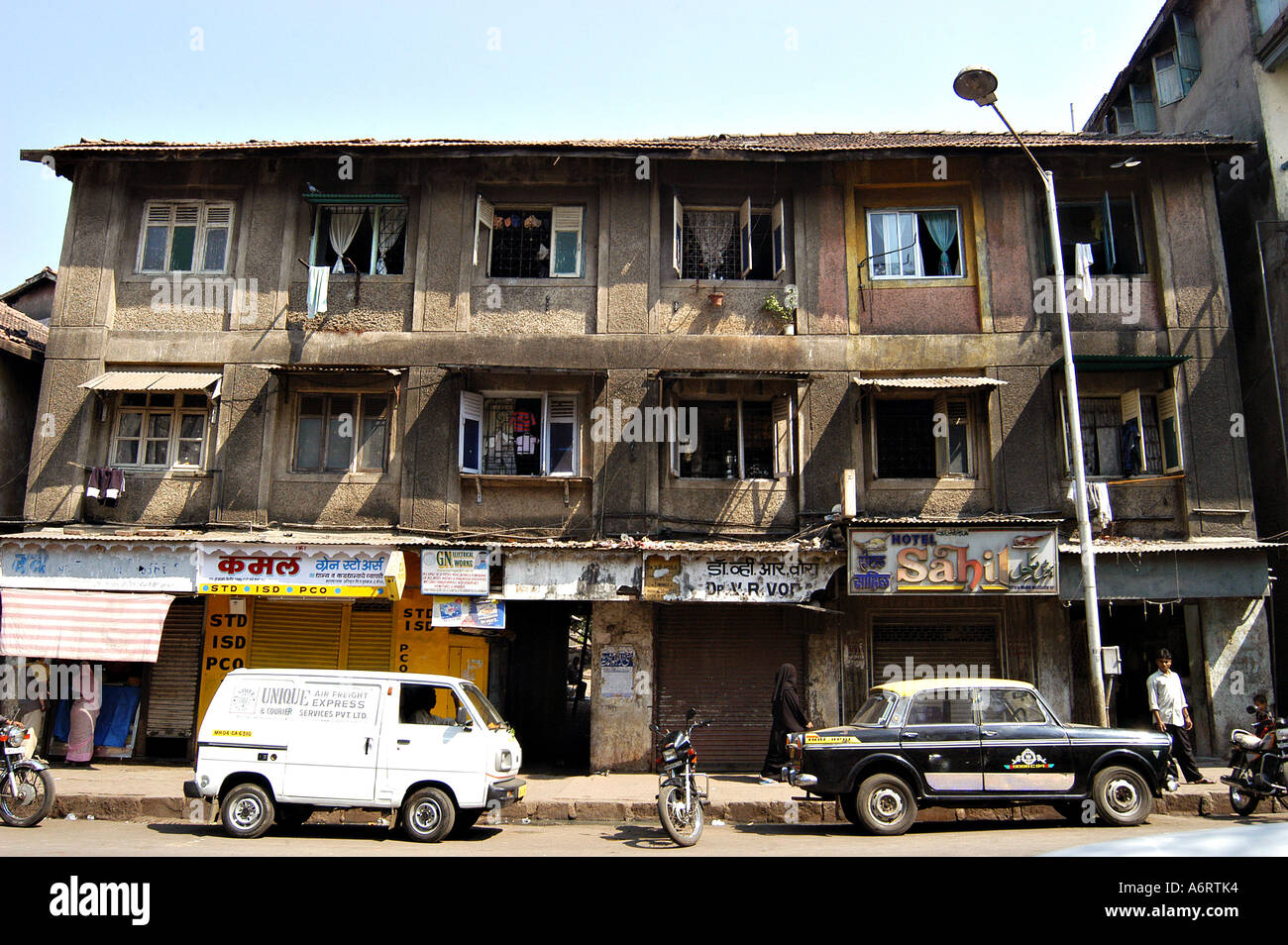 ASB77346 alte verfallene Gebäude bekannt als Chawls, Bombay, Indien Stockfoto