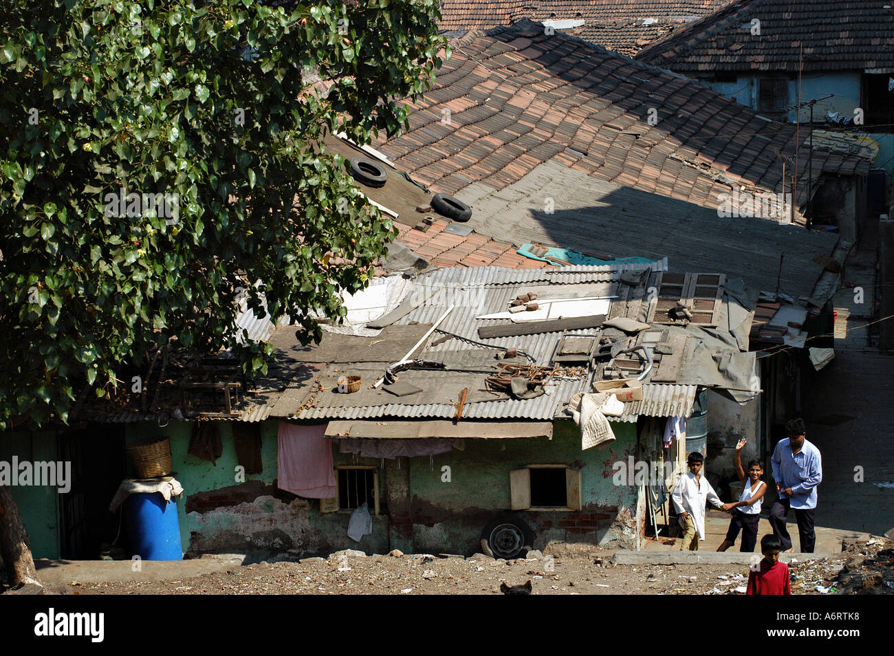 ASB77347 alte verfallene Gebäude mit Manglorean Fliesen, bekannt als Chawls in Mumbai Indien Stockfoto