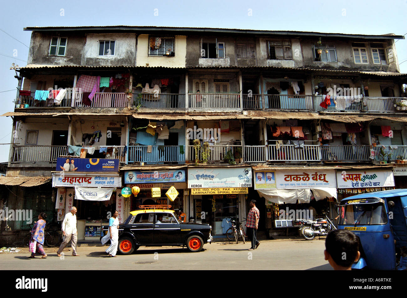 Alte Häuser beherbergen Gebäude, die als chawls in Bombay Mumbai Maharashtra Indien bekannt sind Stockfoto