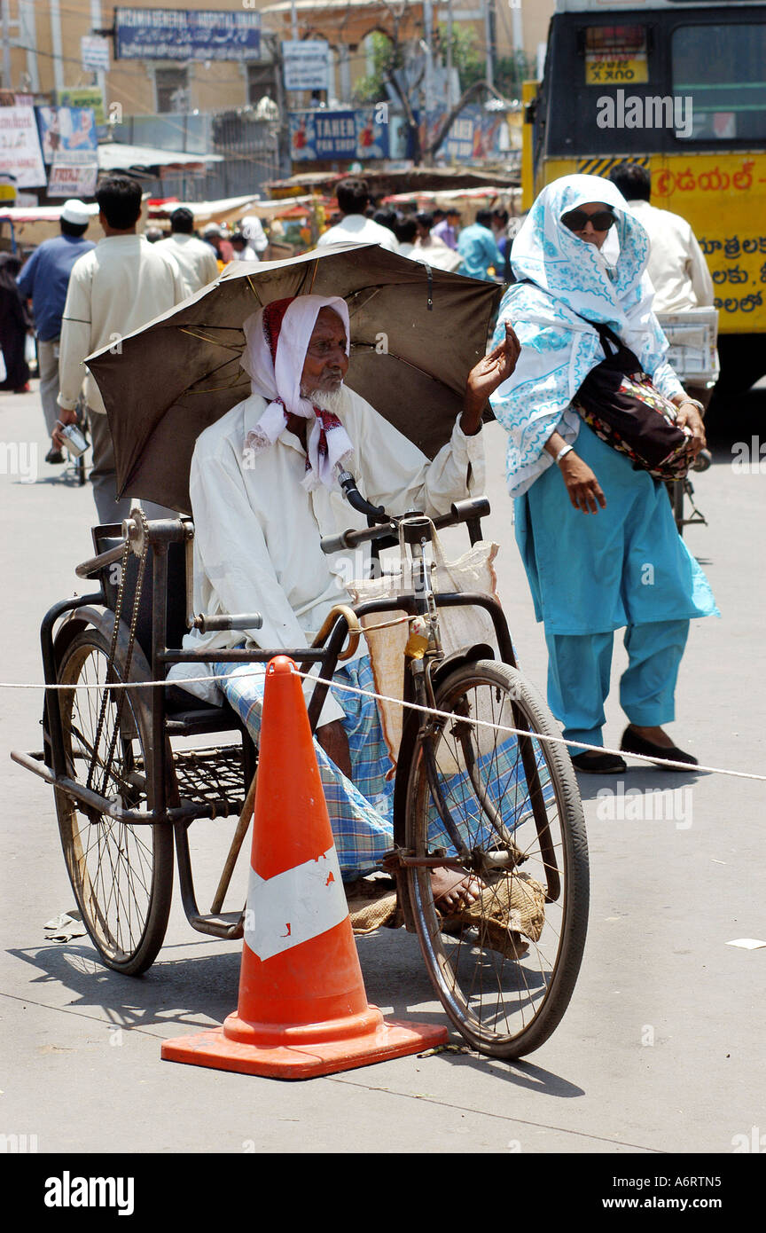 ASB77355 behinderter Bettler bittet um Almosen auf seinem Dreirad in der alten Stadt Hyderabad, Andhra Pradesh Indien Stockfoto